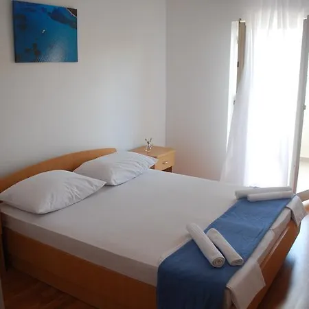 Lokunja לינה וארוחת בוקר 2*