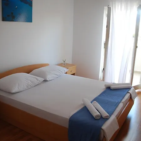 לינה וארוחת בוקר Lokunja פג