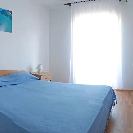 לינה וארוחת בוקר Lokunja 2*