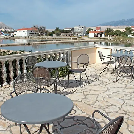 Lokunja לינה וארוחת בוקר 2*